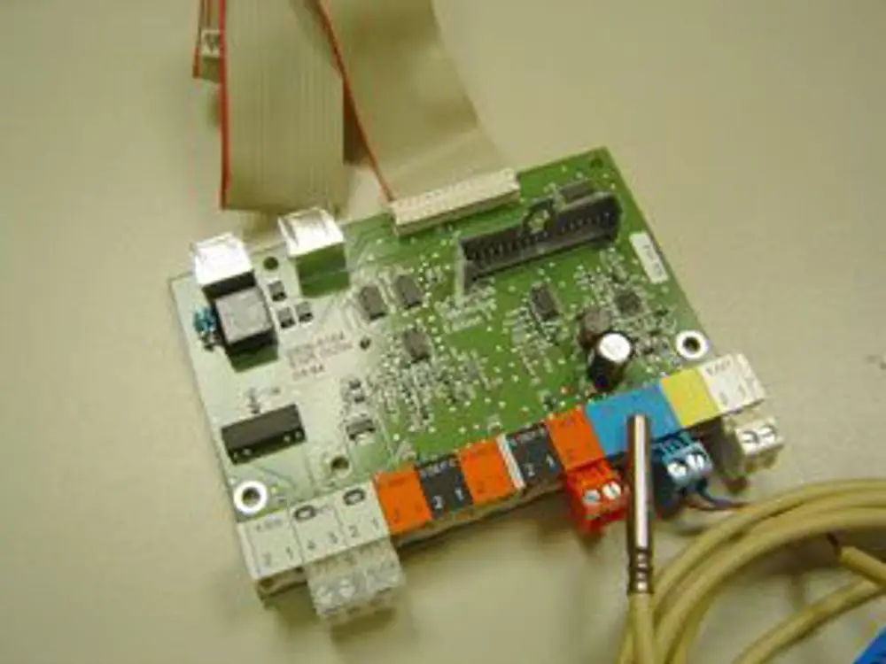 Druckleiterplatte mit verschiedenen Anschlussklemmen und einem Kabel für den Temperatursensor. Hergestellt von Remeha.